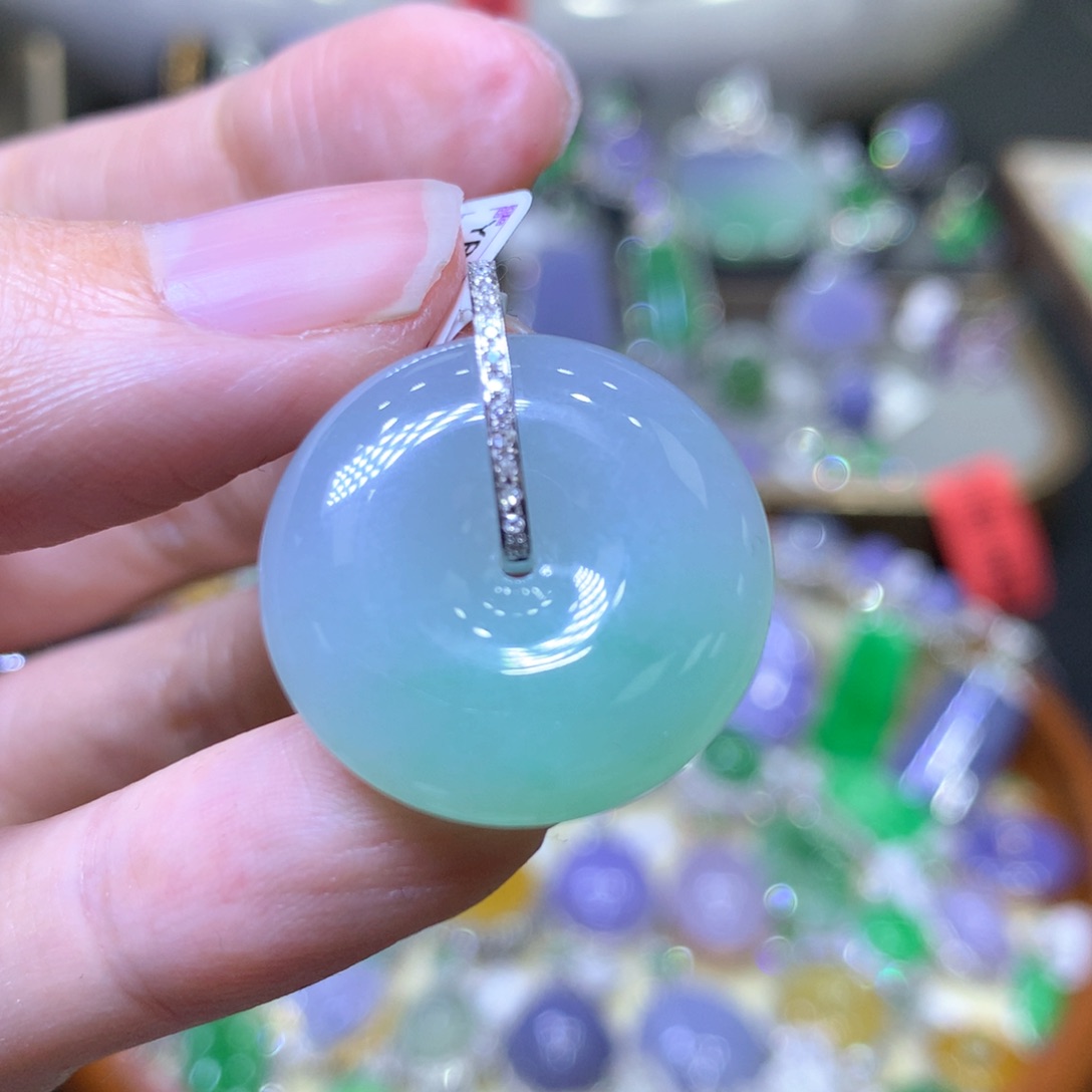 【闪购商品】翡翠颈饰18K金镶嵌翡翠吊坠项链