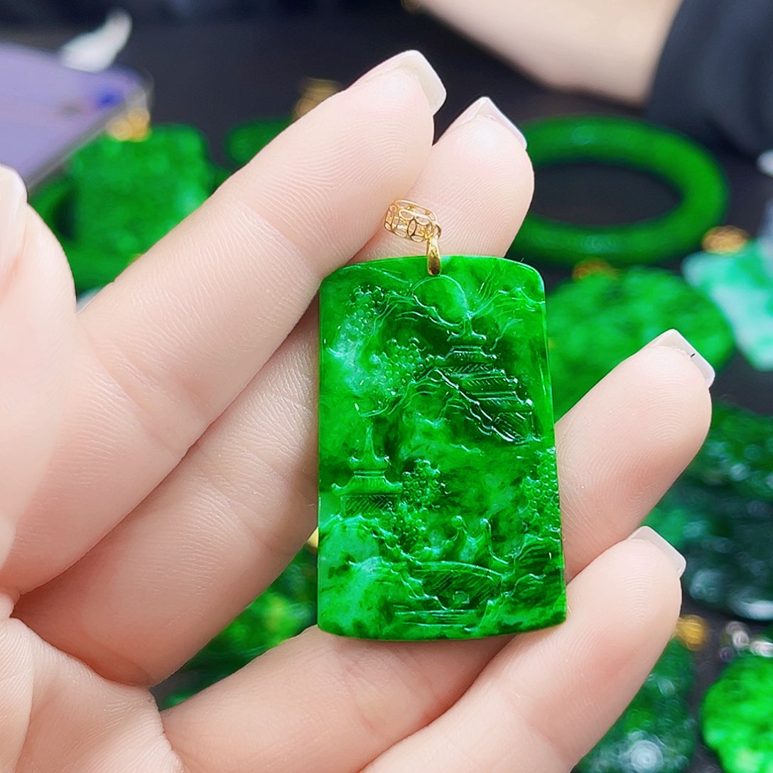 颈饰18K金镶嵌翡翠多样性