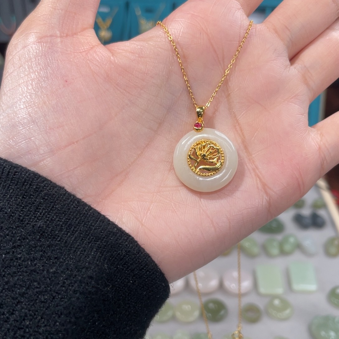 和田玉吊坠(赠链)银S925镶嵌贵***?