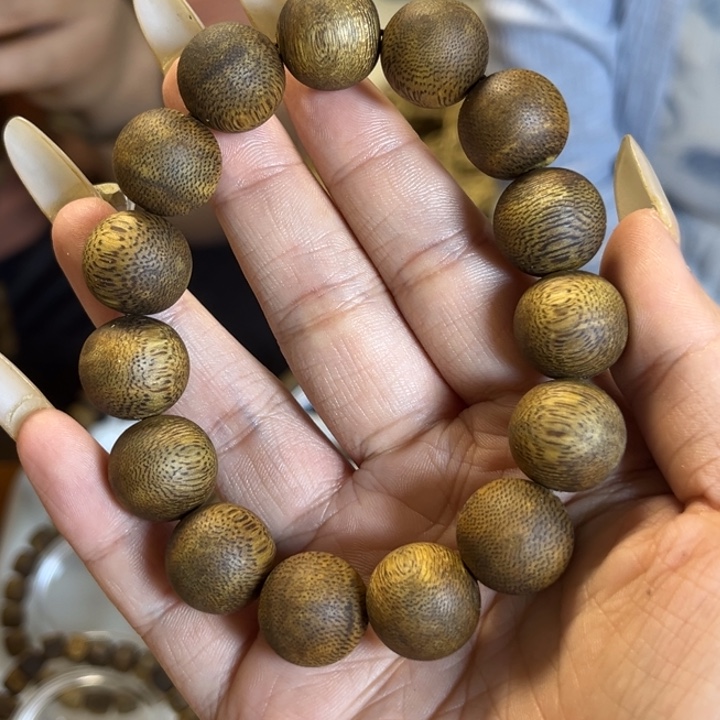 沉香手串曾**过1.5圆珠单圈多样性发1