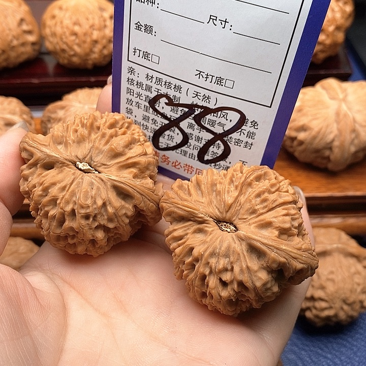 桃核吊坠绿*南疆石狮子头46