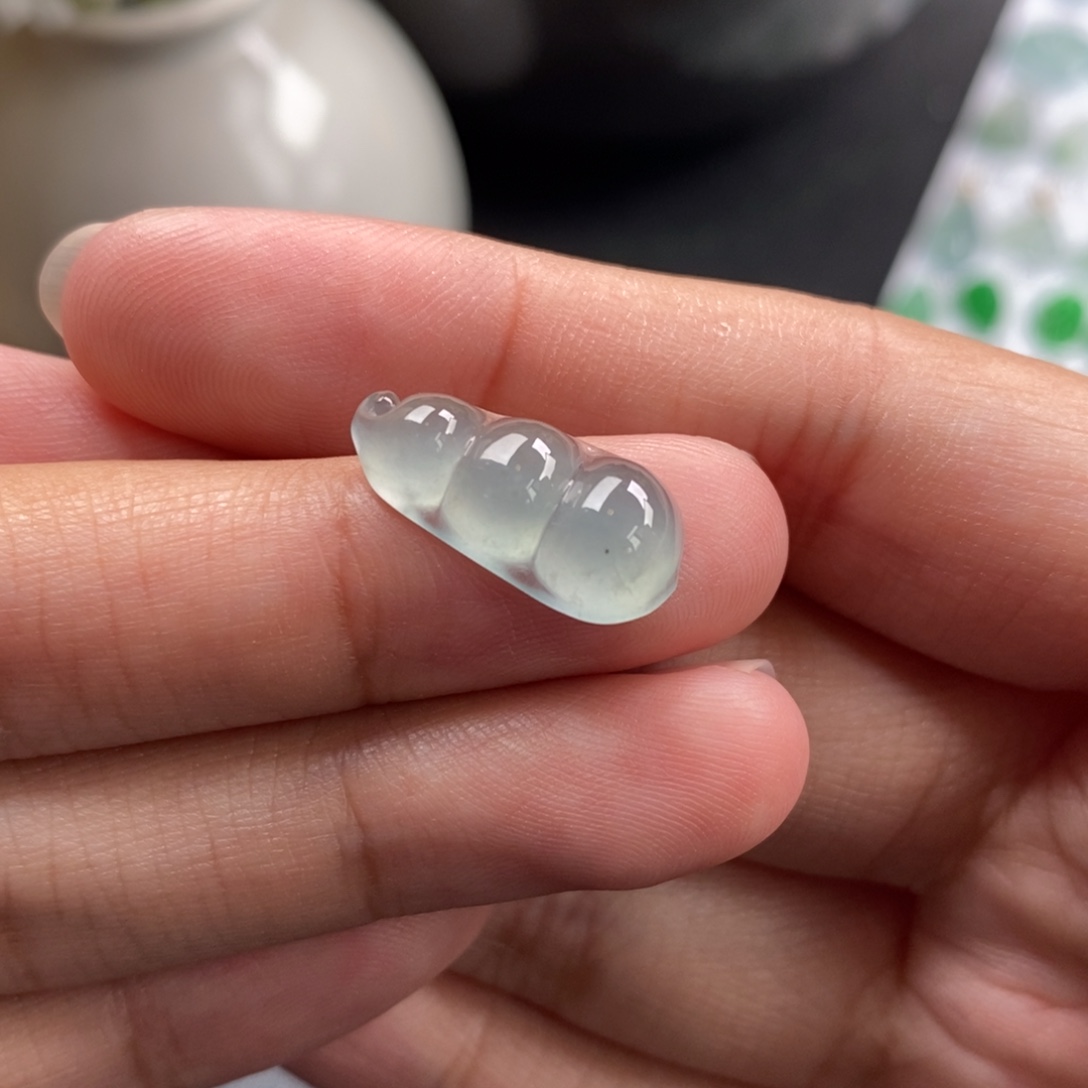 翡翠裸石晴底豆子