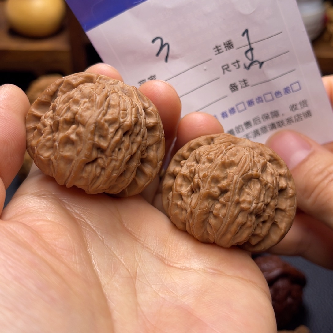 桃核把件41全品白狮子。  孟