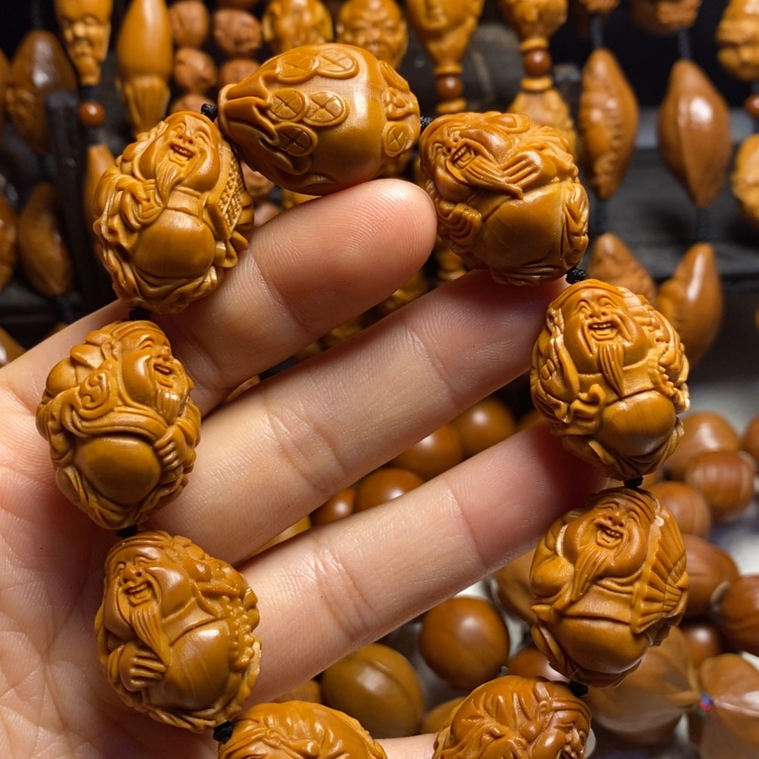 橄榄核吊坠八宝财神