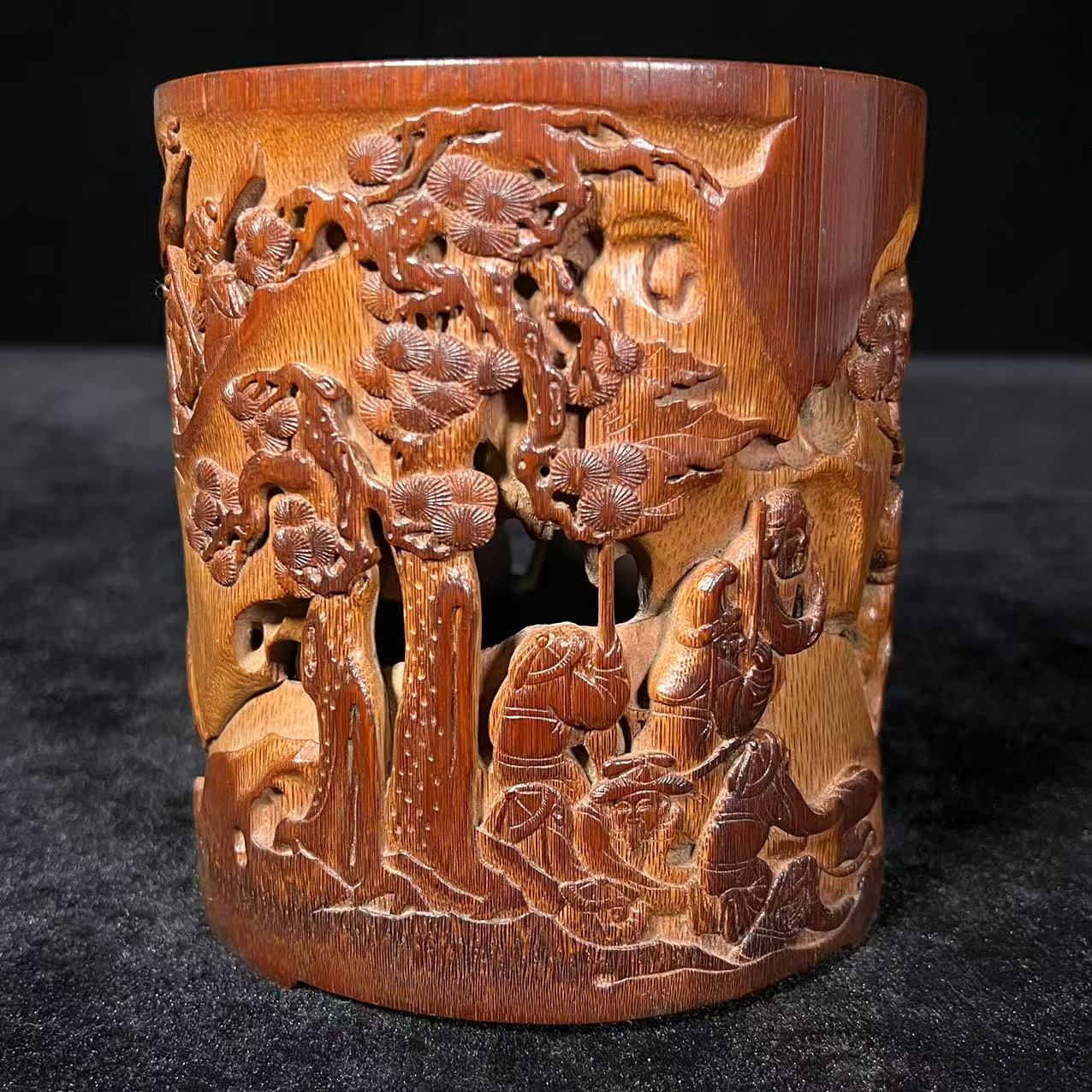 Lot12:  竹雕笔筒H:14.9cm