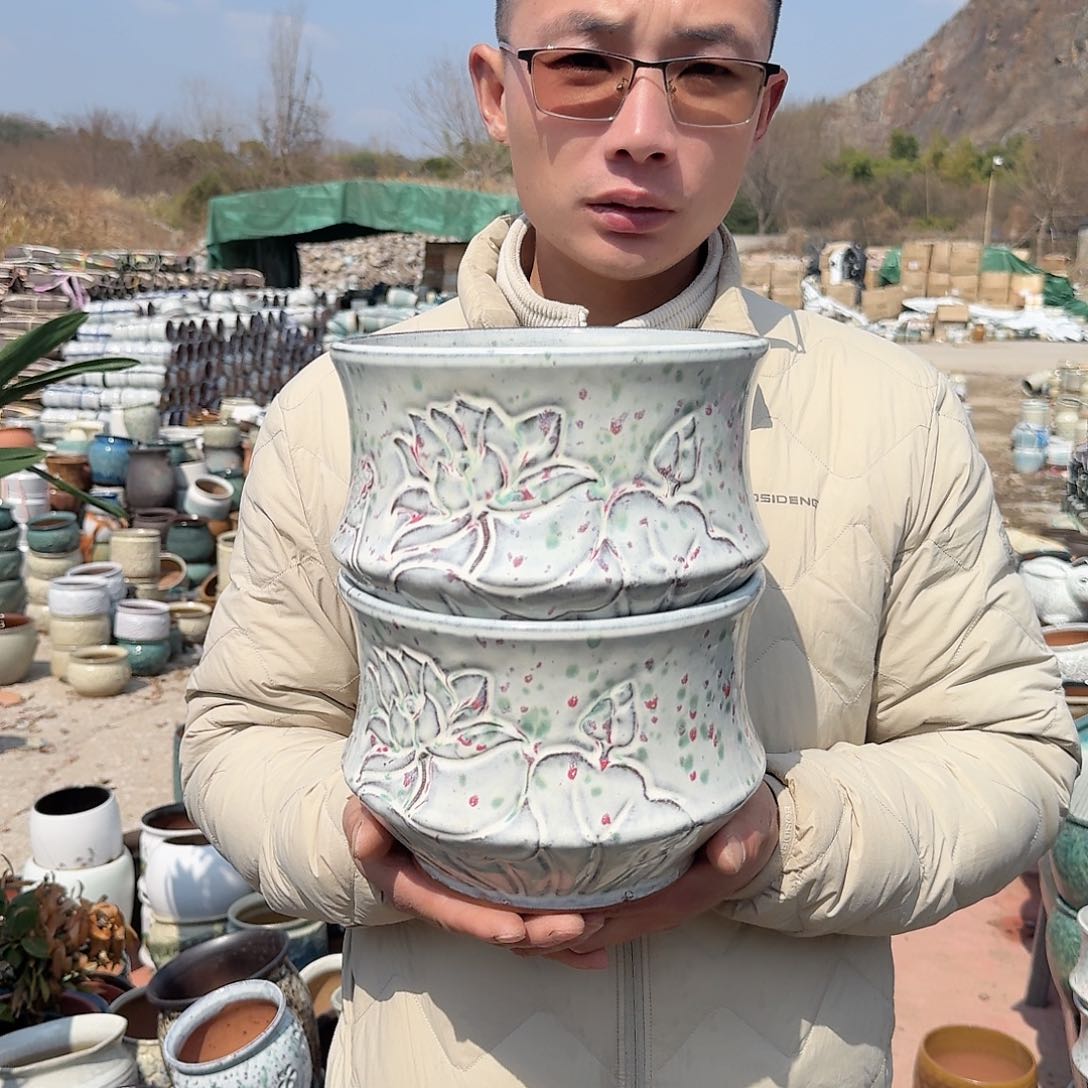 紫砂花盆口20高15（两个拼白彩色