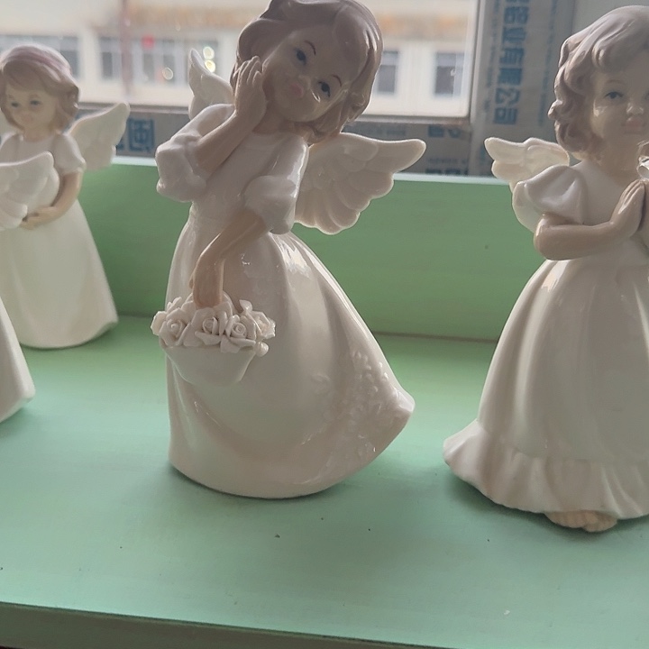 玛***.白色手提花天使人偶