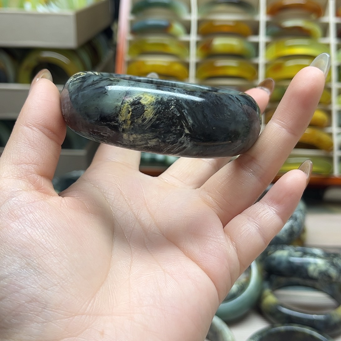 ****岫玉未镶嵌手镯不退换