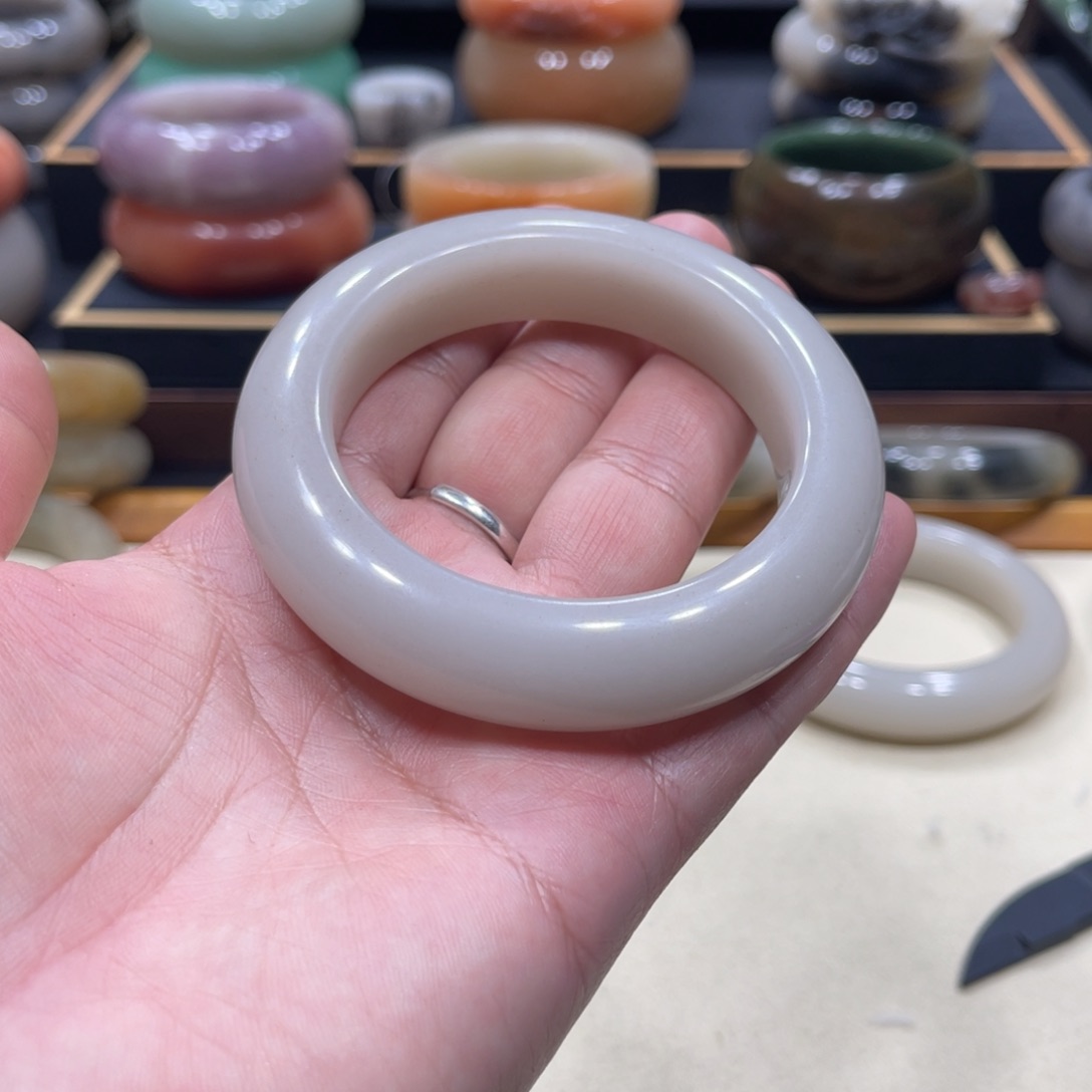 未镶嵌手镯石英岩玉