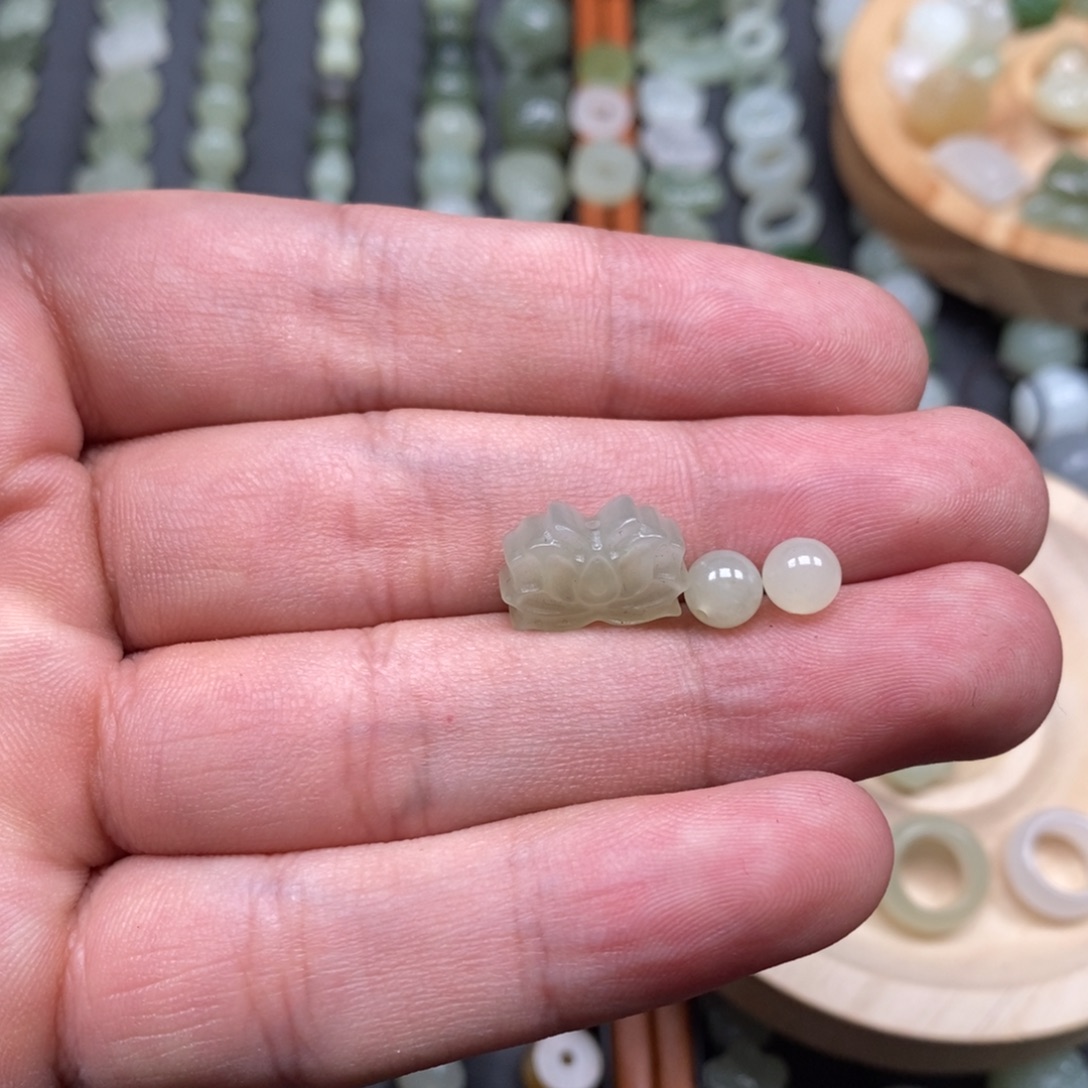 生***快和田玉未镶嵌颈饰