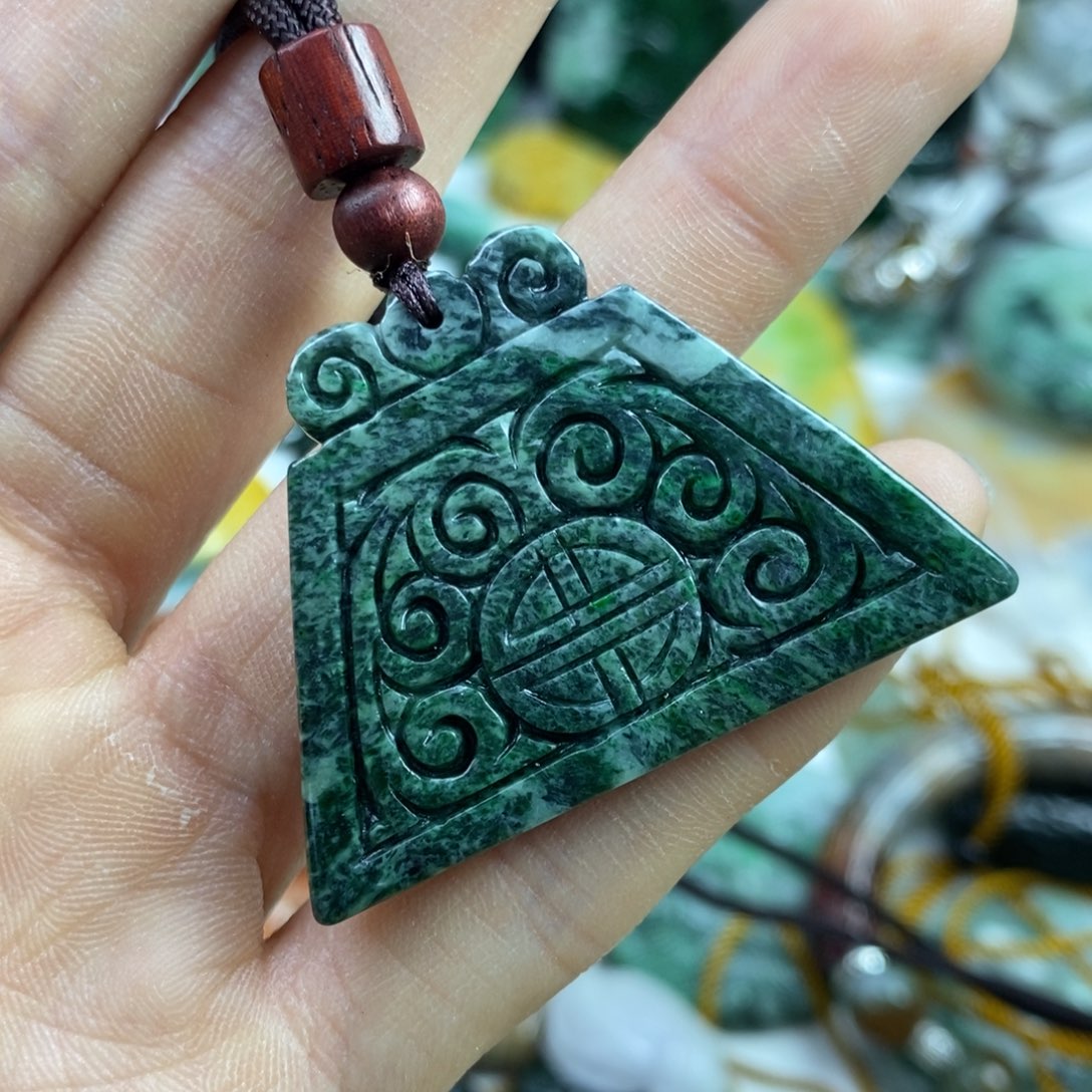 翡翠颈饰未镶嵌吊坠