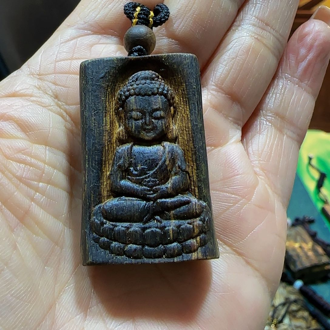 沉香吊坠海南白奇乌身沉浮老料雕刻宝宝佛带绳8.3克