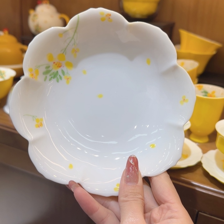 滋***）茶杯的设计是由传统家具与时尚