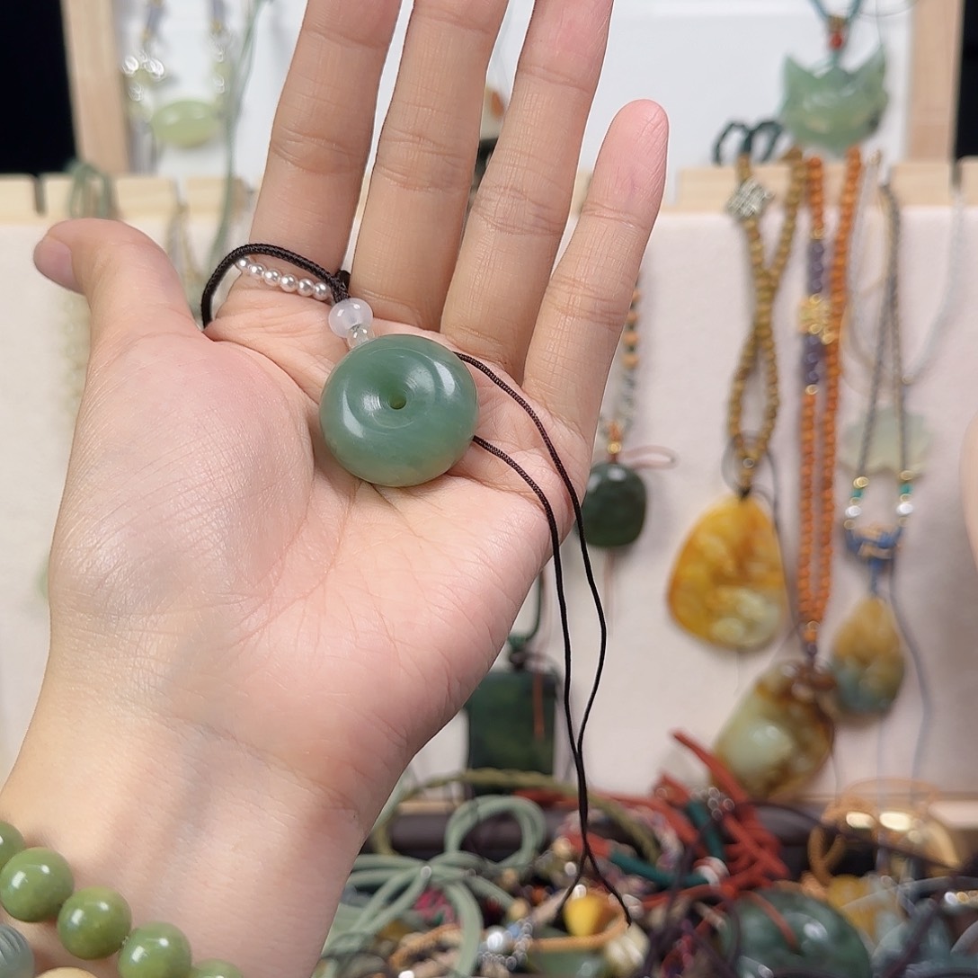 大***媛蛇纹石玉未镶嵌颈饰