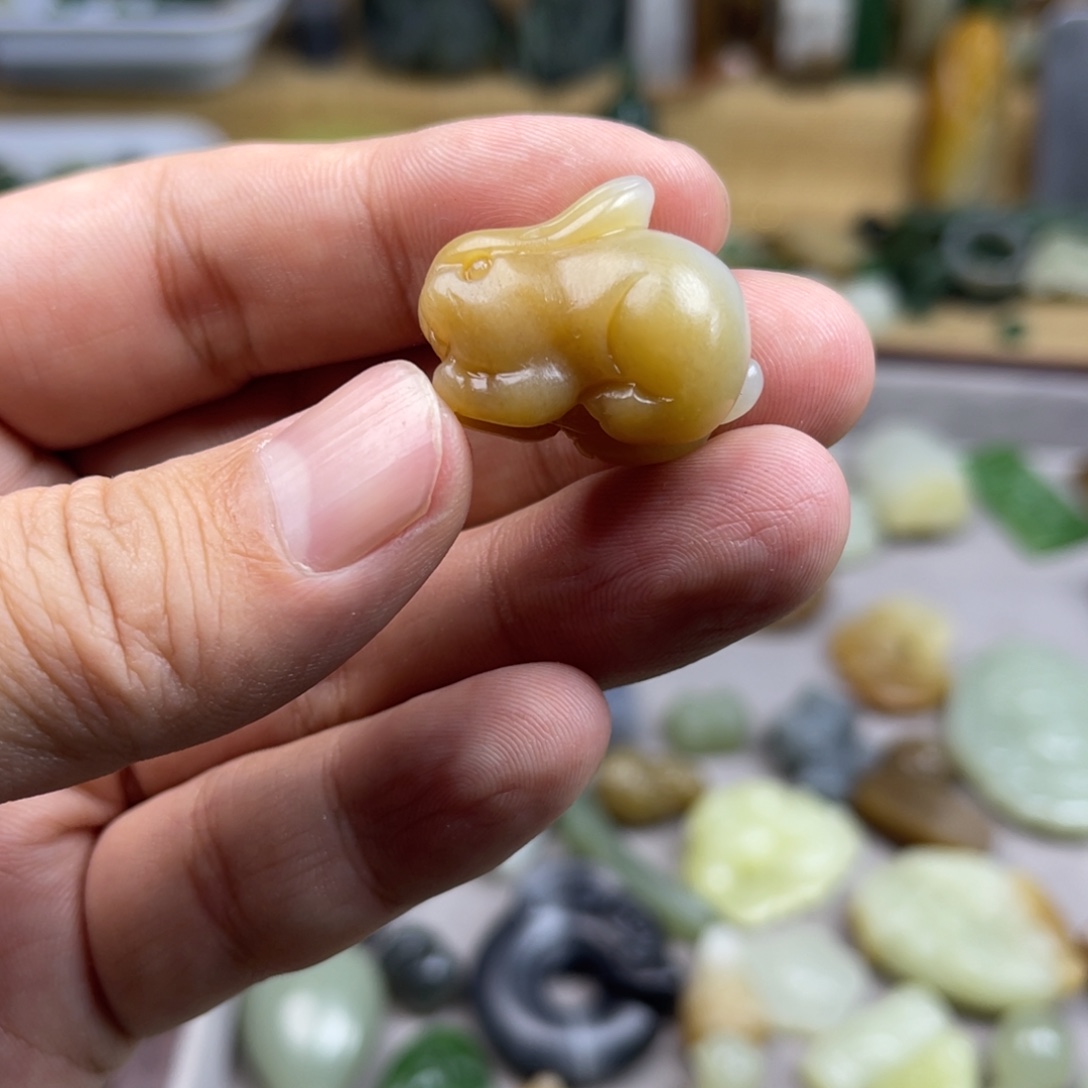 陆***漓和田玉未镶嵌颈饰