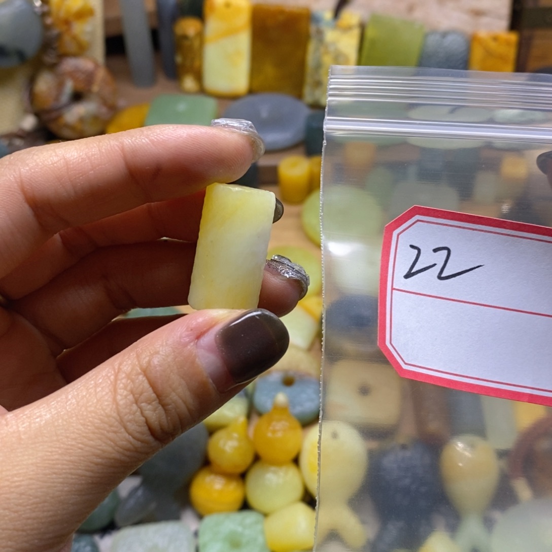 未镶嵌蛇纹石玉颈饰鸣