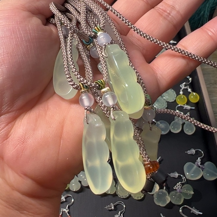 岫玉未镶嵌颈饰四季豆