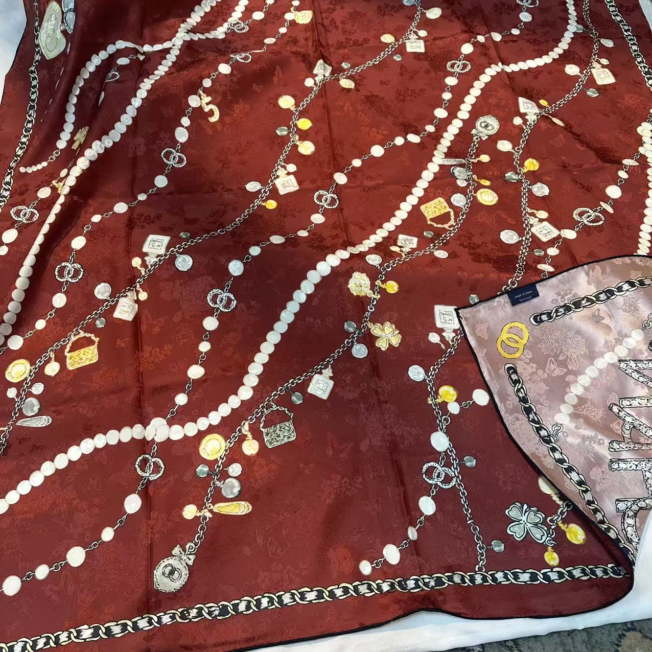 110花萝方巾-美妙相连 双面105cm丝巾