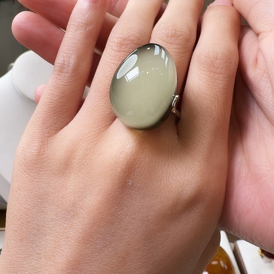 琥珀未镶嵌颈饰戒指