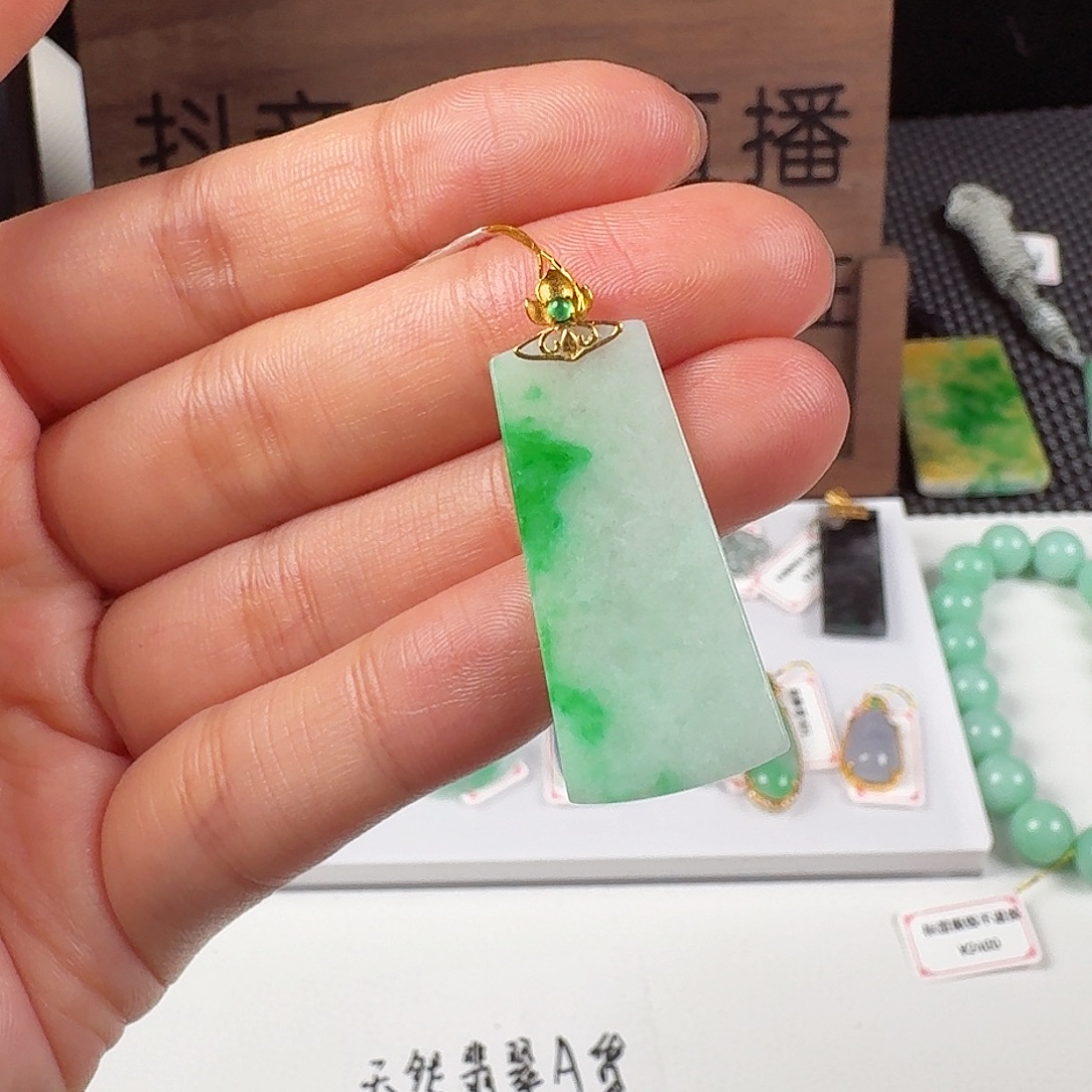 翡翠18K金镶嵌颈饰