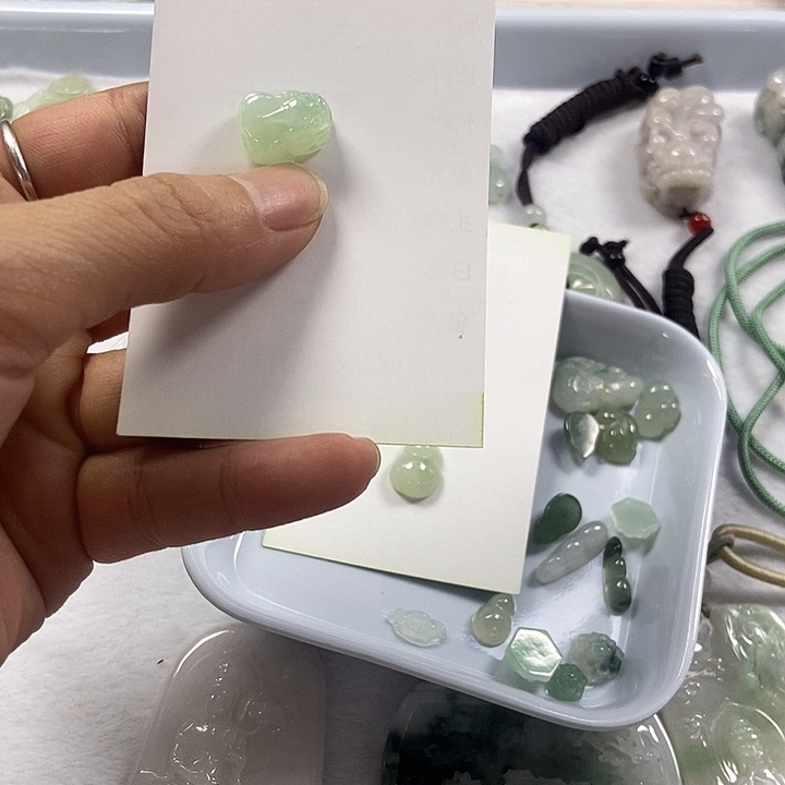 翡翠未镶嵌颈饰貔貅