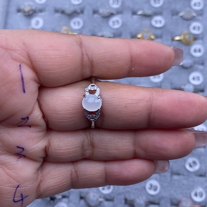 未镶嵌戒指翡翠糖****?缅甸