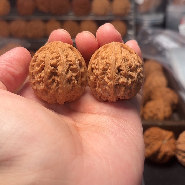 1文玩核桃滚龙纹35-519