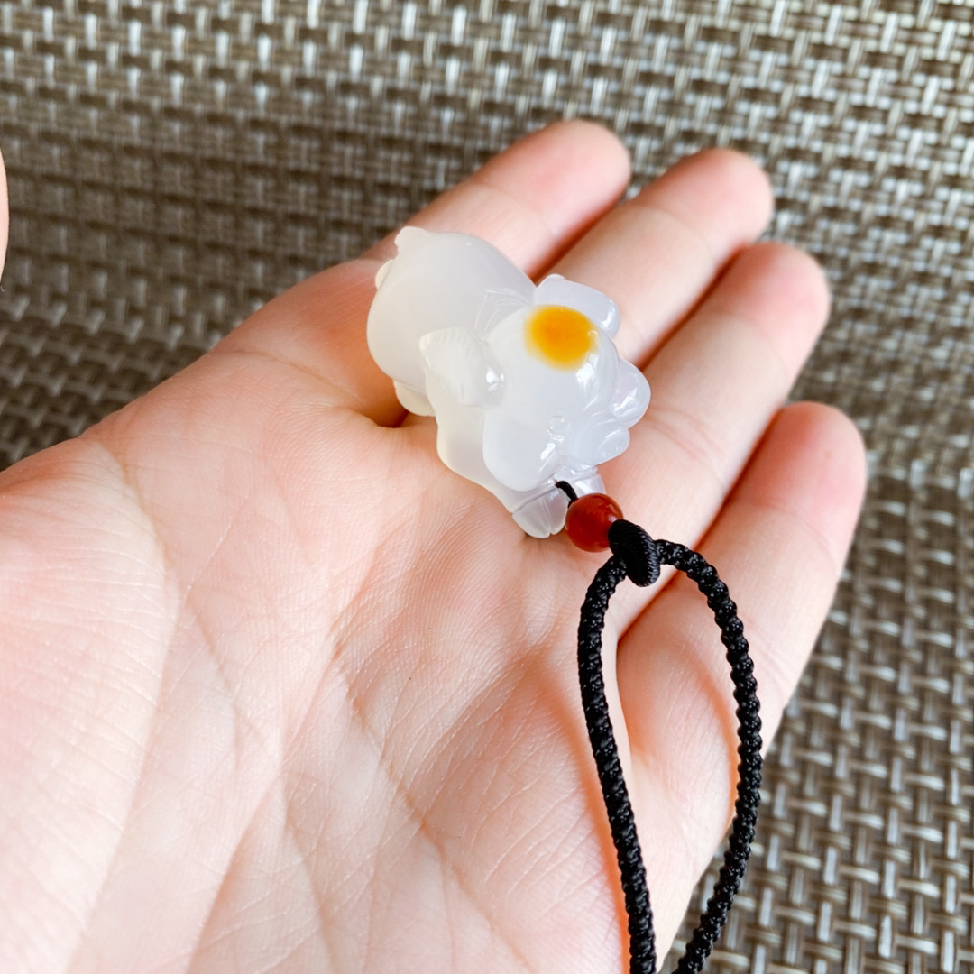 鸿运当头俏色玛瑙生肖猪吊坠精工手雕玛瑙发财猪项链钥匙扣包挂件
