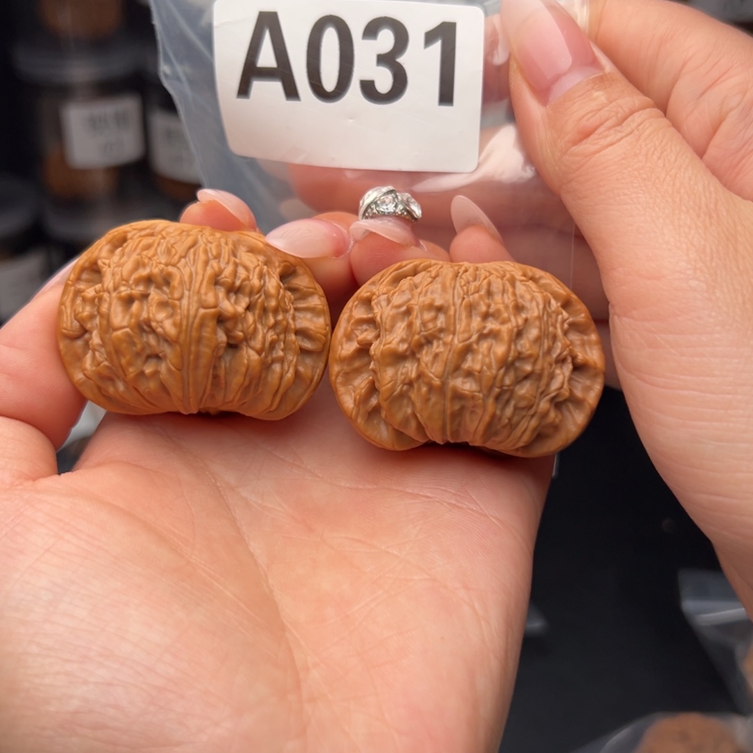 文玩核桃吊坠白狮子46