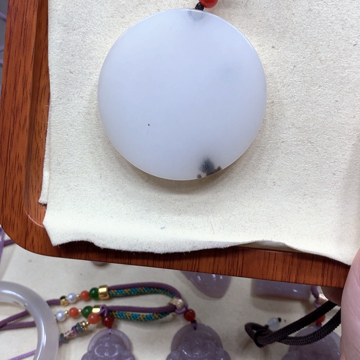 石英质玉颈饰合金