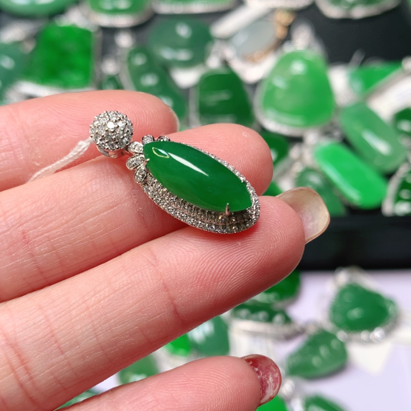 【闪购商品】翡翠吊坠(赠链)18K金镶嵌平*