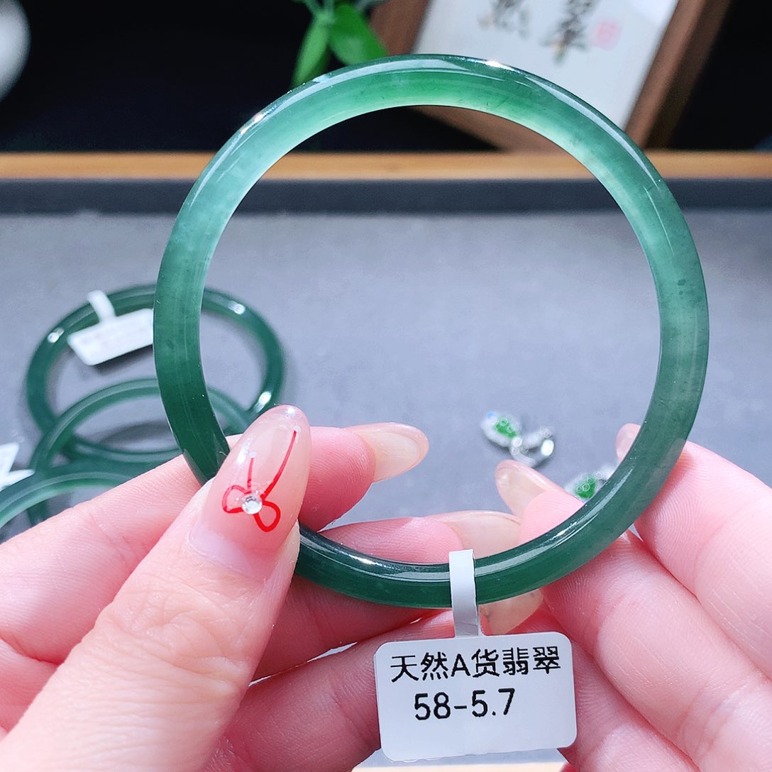 翡翠未镶嵌手镯（圆镯）