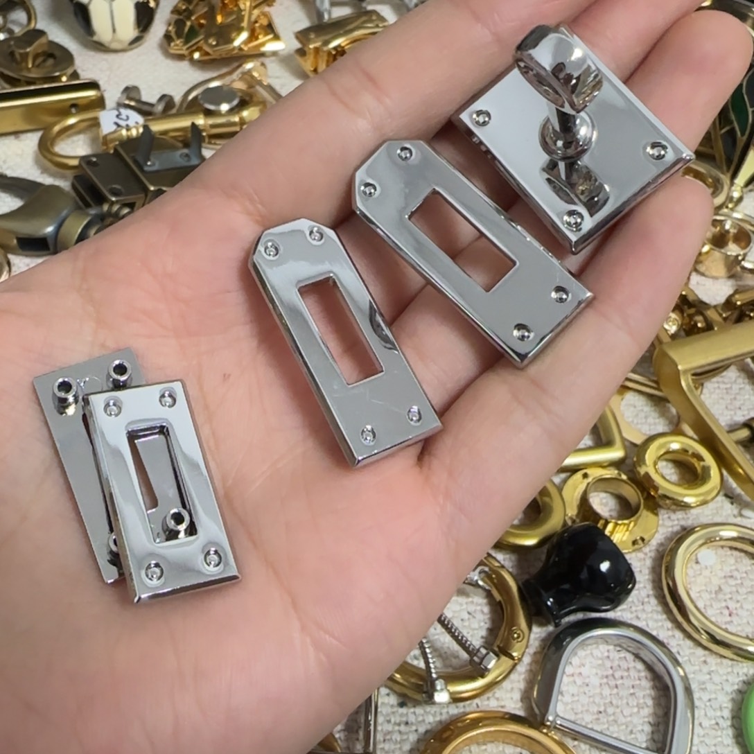 小号银色包锁12元一个.