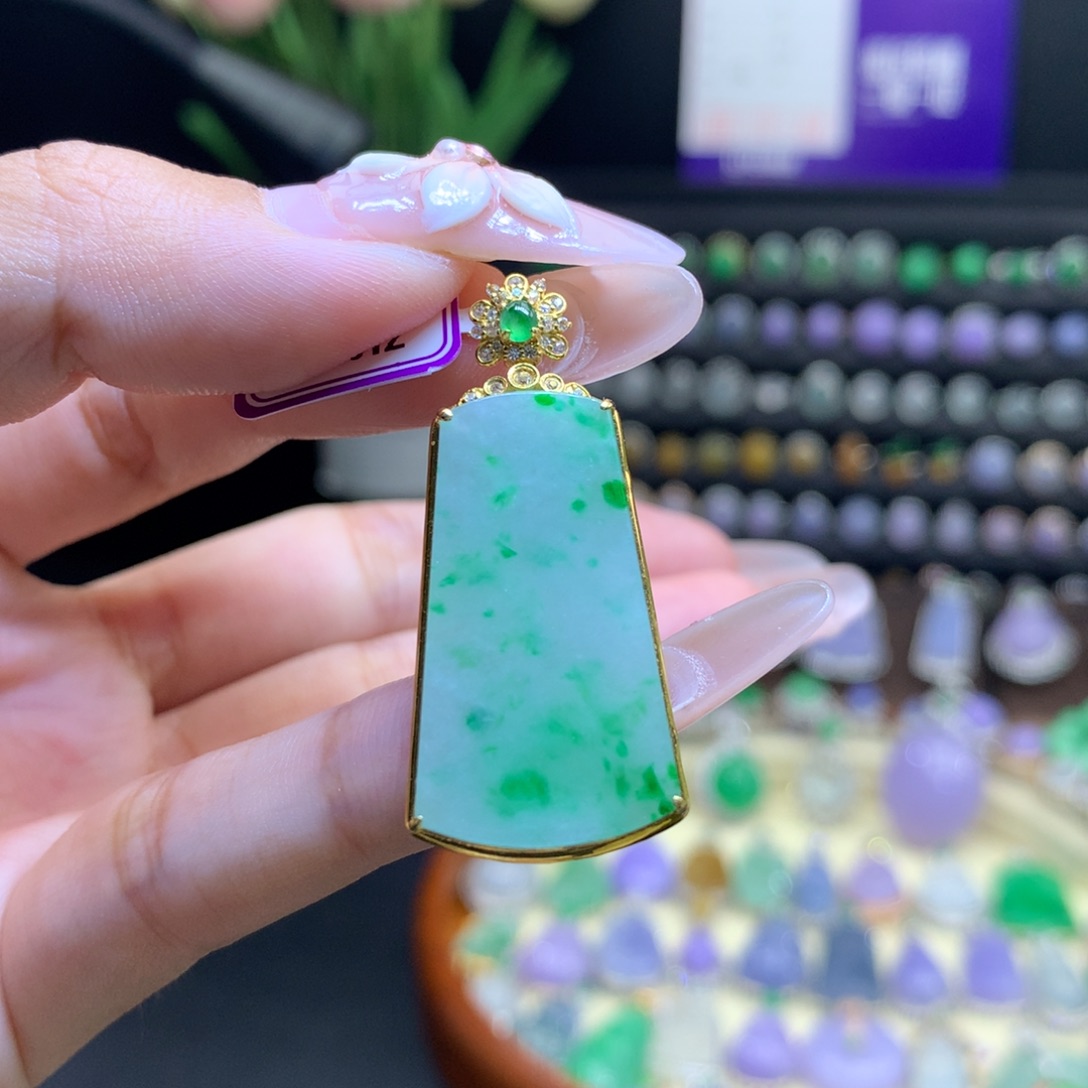 翡翠18K金镶嵌颈饰天然