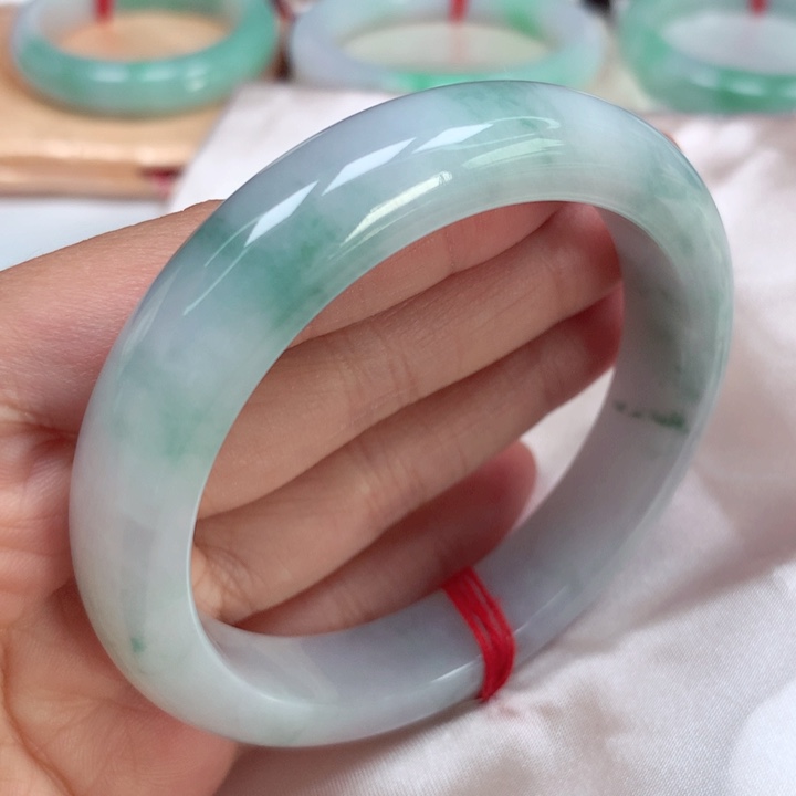 翡翠手镯未镶嵌冰胶蓝花