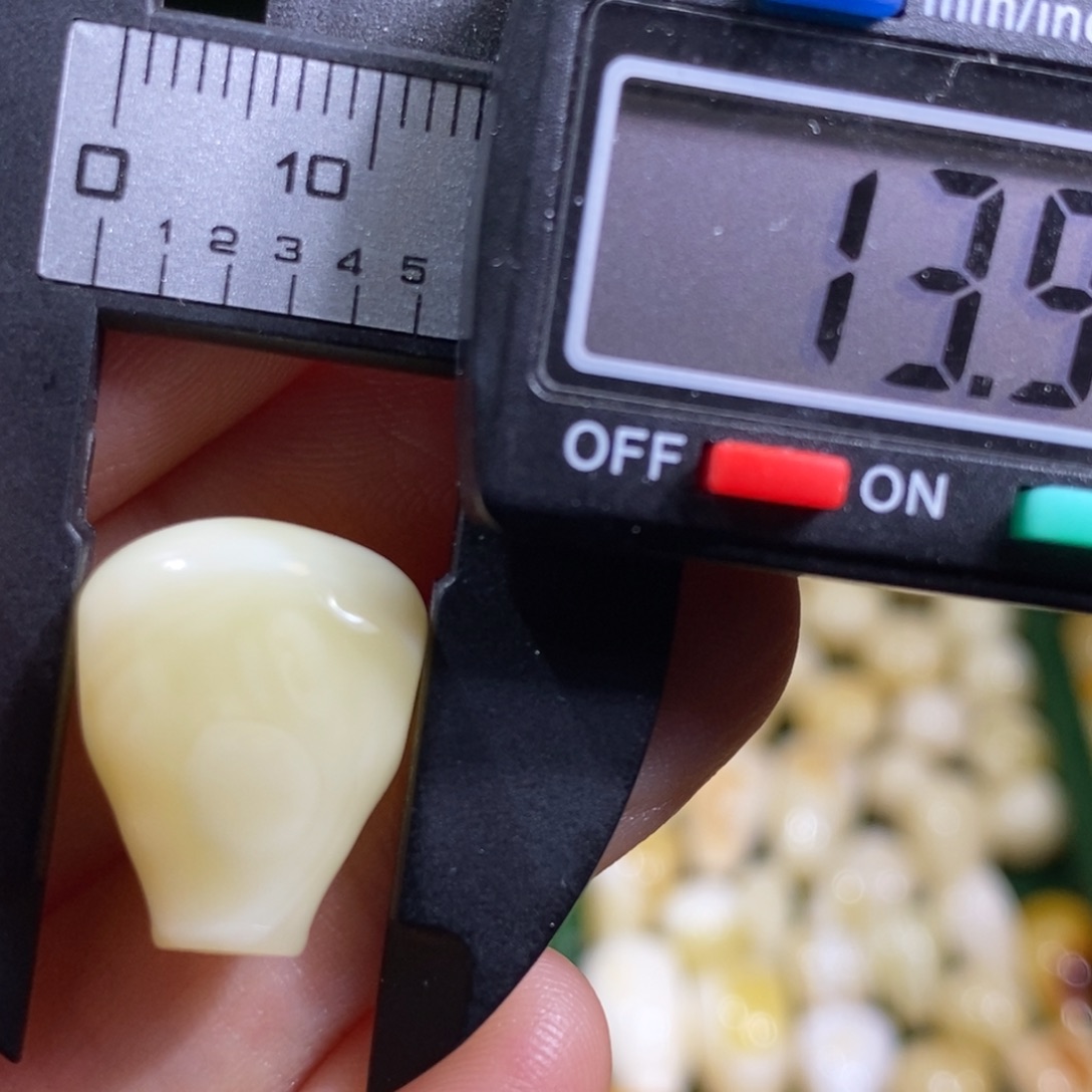 蜜蜡未镶嵌裸石微瑕