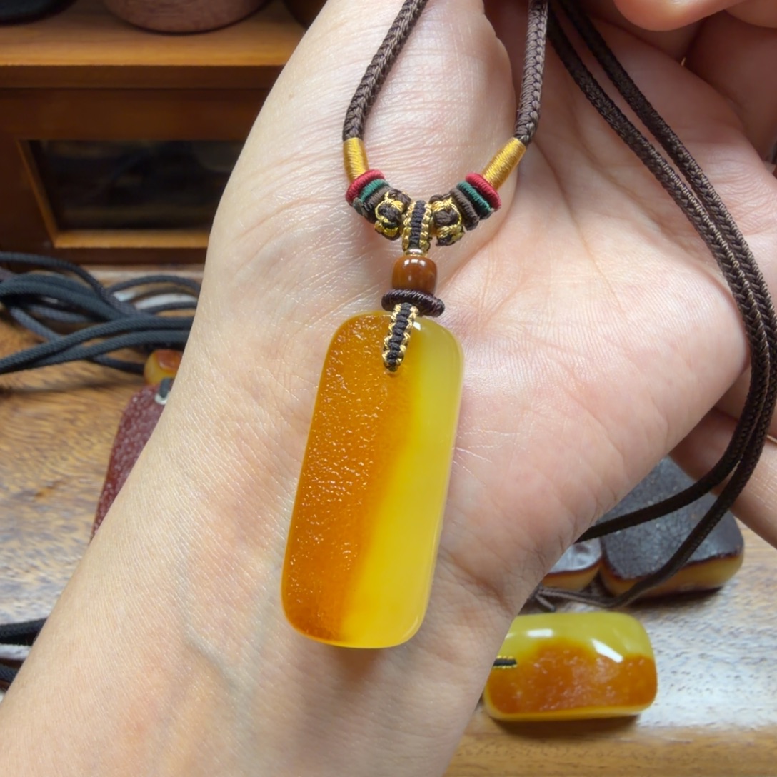 琥珀未镶嵌吊坠(赠链)