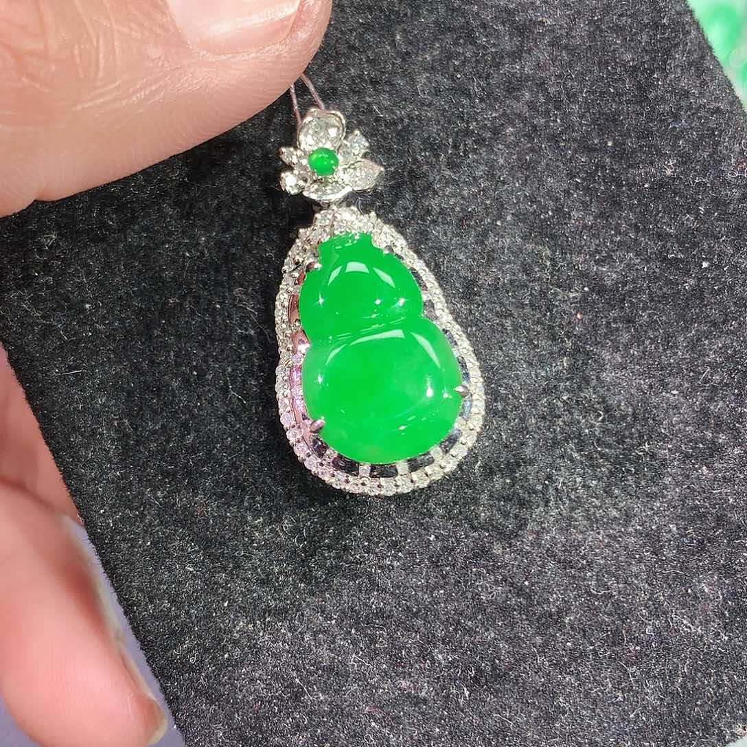 翡翠吊坠(赠链)18K金镶嵌