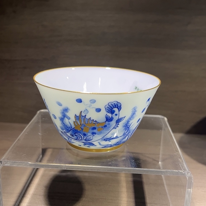 手绘青花描金鱼藻纹杯