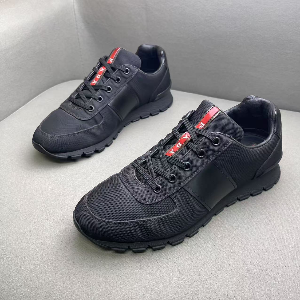 95新 Prada/普拉达 黑色时尚舒适网面透气红标运动鞋 39.5码