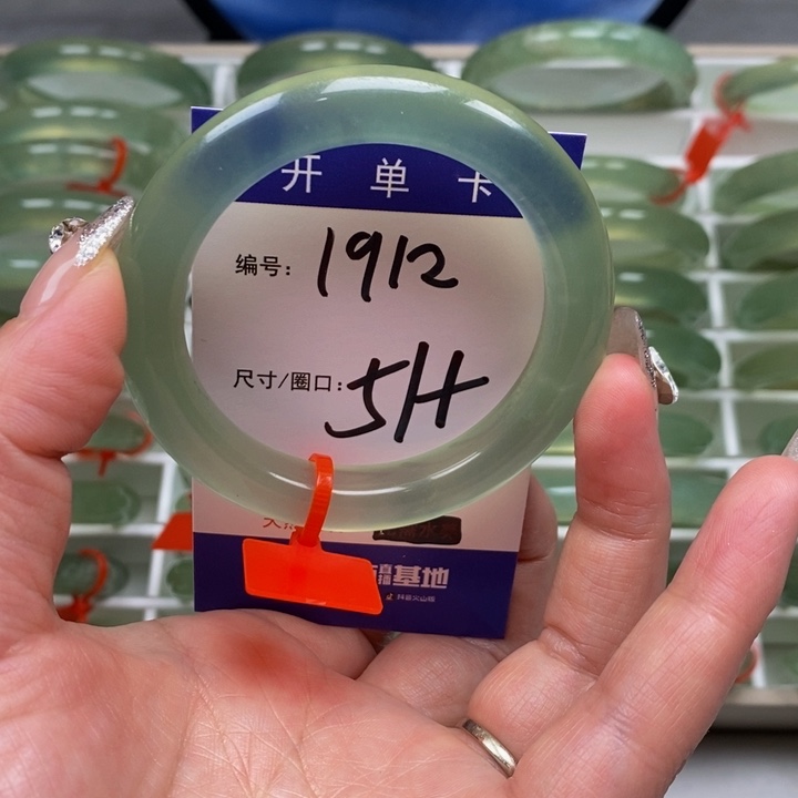 蛇纹石玉手镯未镶嵌漫*