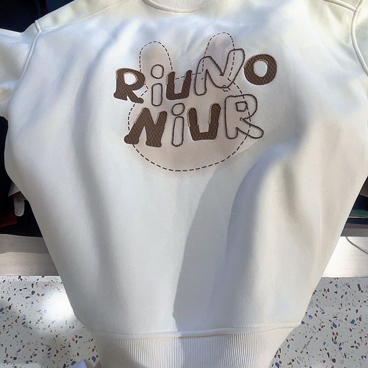 米白刺绣图案卫衣