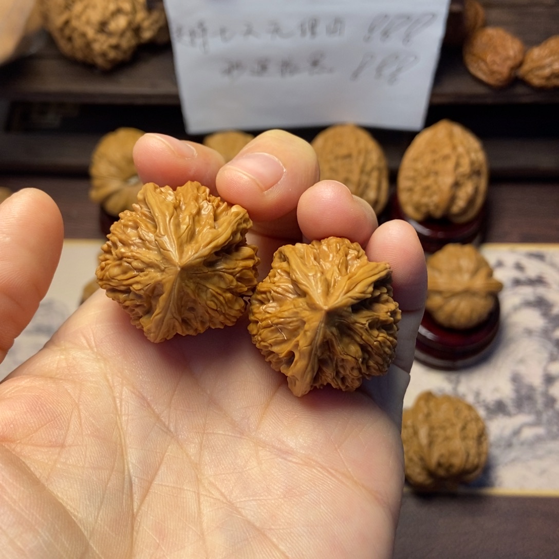文玩核桃把件全品三棱异形30