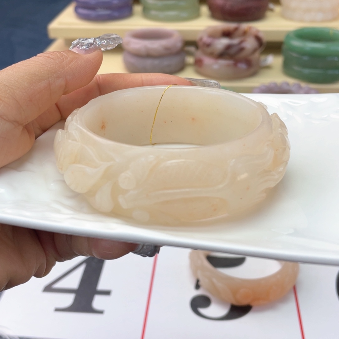 （***头石英质玉未镶嵌手镯