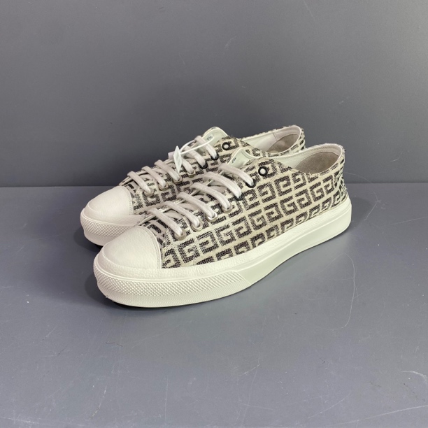 95新 Givenchy/纪梵希 43码 纪梵希满印板鞋 鞋头磨损 休闲鞋 285