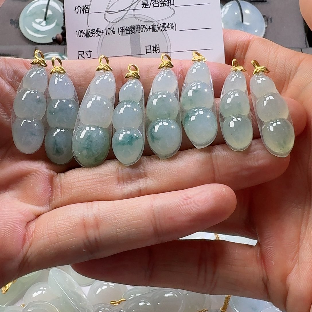 翡翠颈饰未镶嵌吊坠发其一