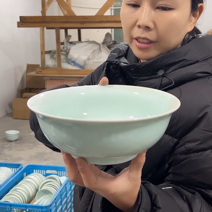 瓷片青瓷8英寸大汤碗一个，微瑕包邮