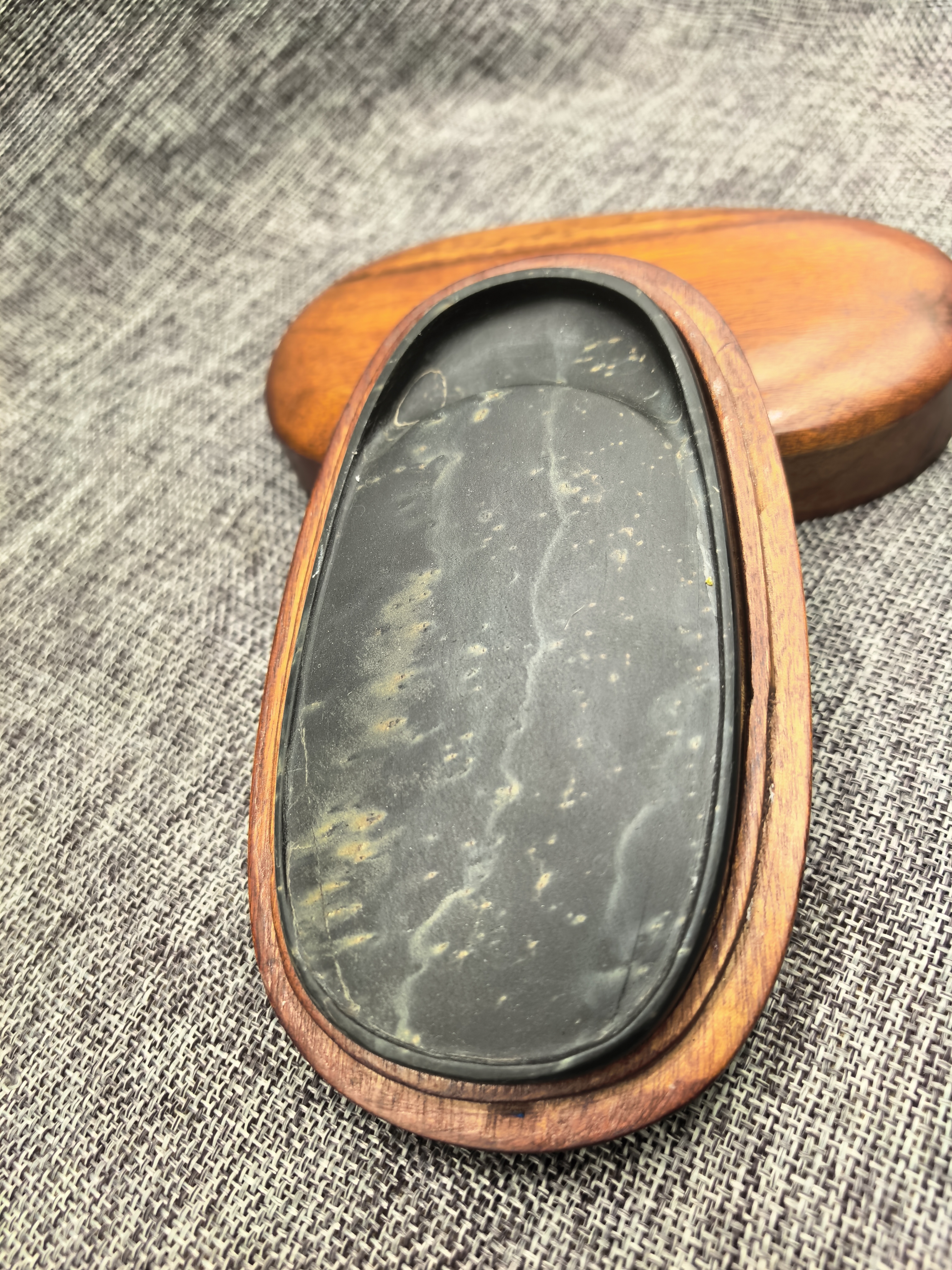 歙砚老坑金星金晕椭圆蛋形尺寸12.2×6.5cm