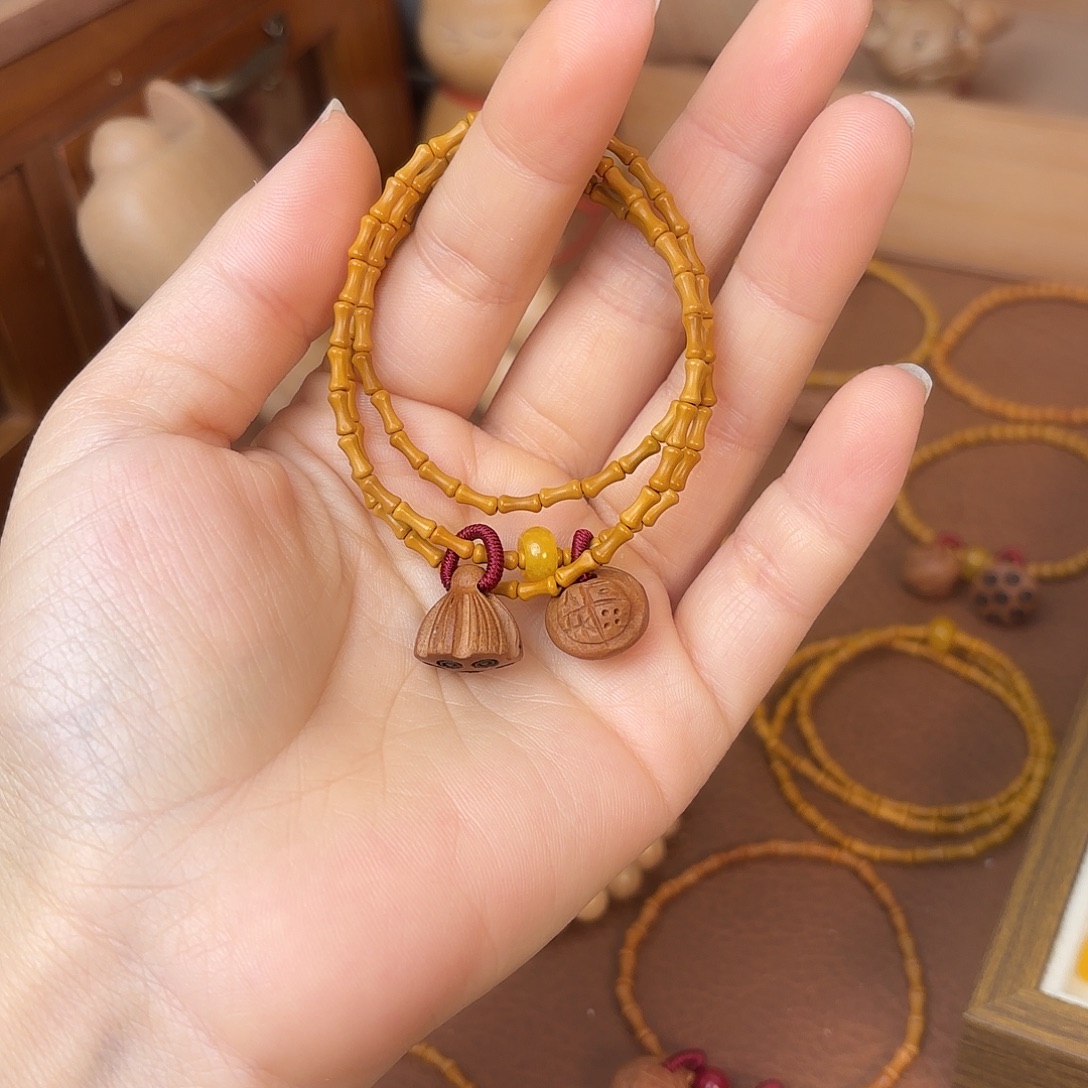 桃核吊坠竹节三圈好运连连。