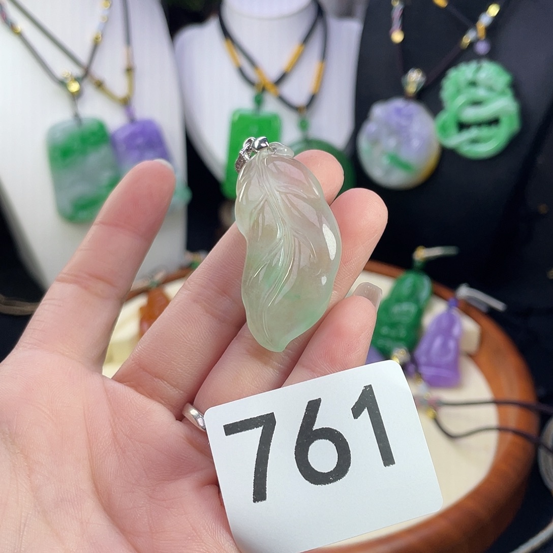 翡翠未镶嵌吊坠(赠链)